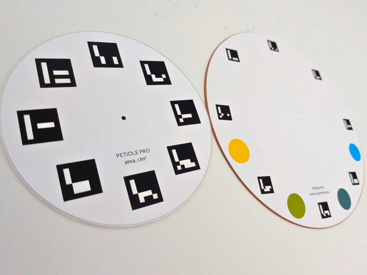 Petiole Pro set of two calibrating plates for leaf area and greenness measurement